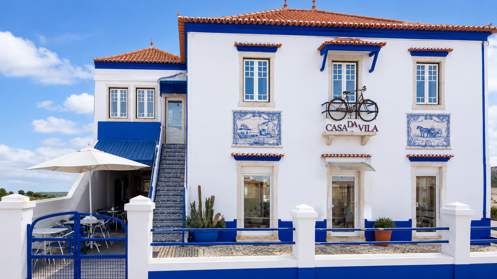 Fachada branca e azul da Casa da Vila em Pêro Pinheiro