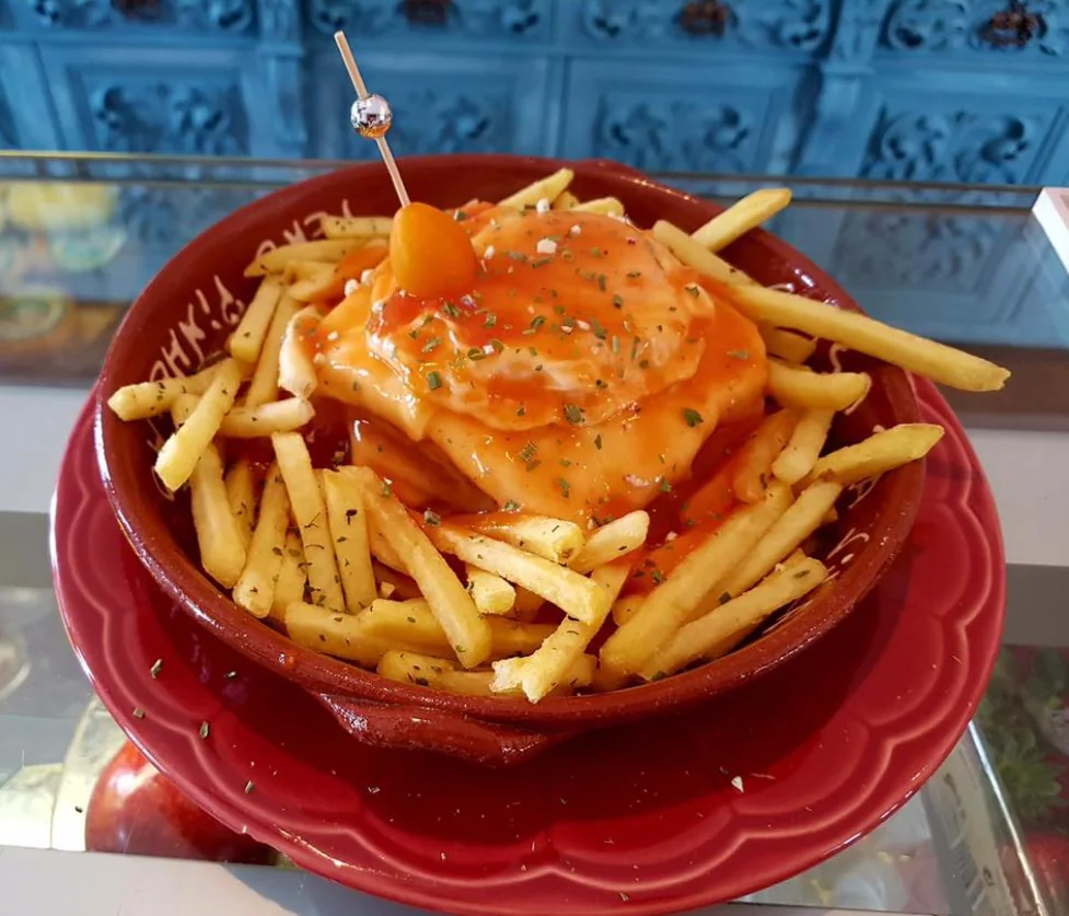 Francesinha com batatas