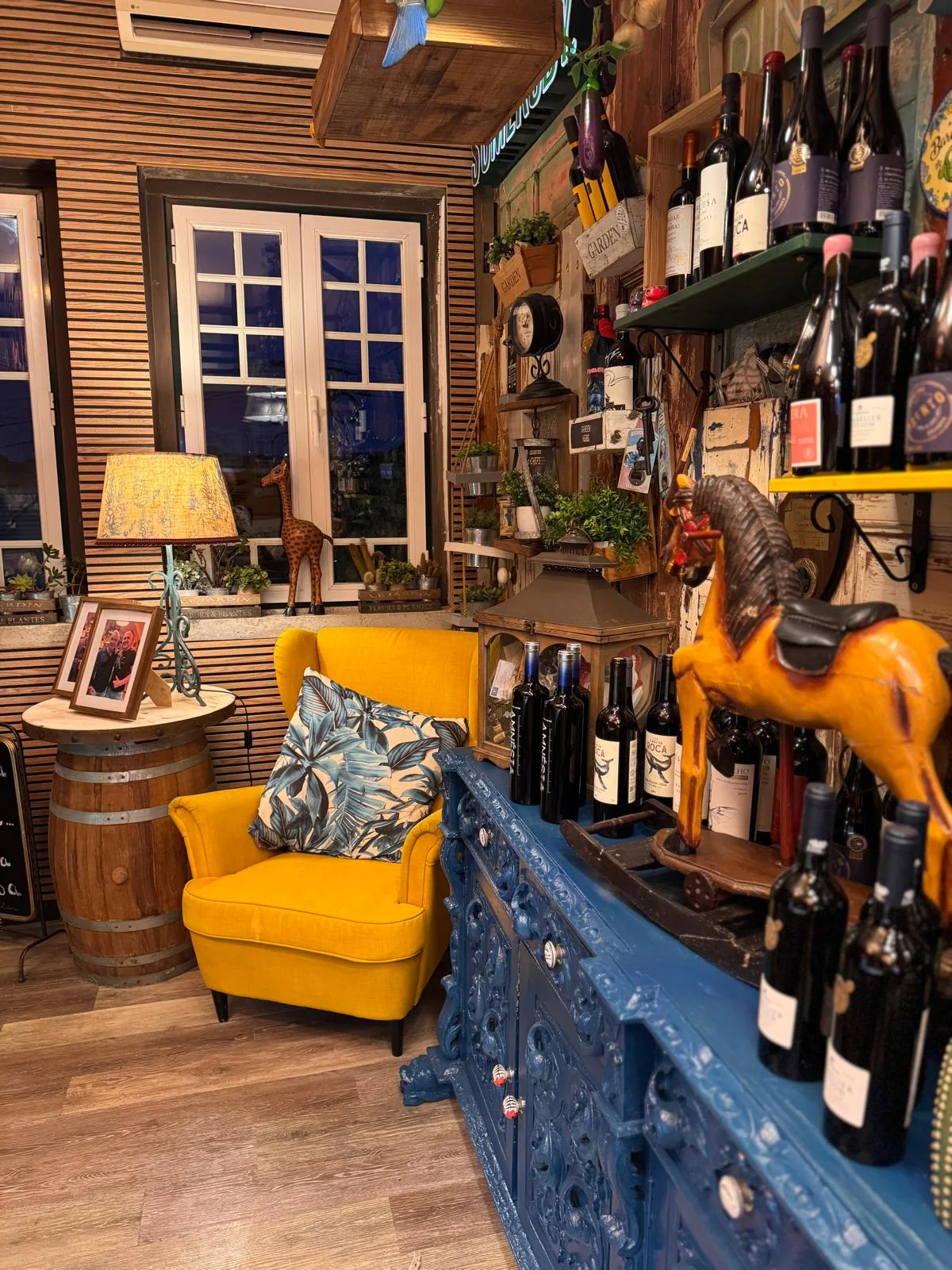 Canto com vinhos da Casa da Vila
